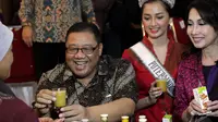 Menteri Koperasi dan UKM AAGN Puspayoga  membudayakan minum jamu karena jamu produk unggulan asli Indonesia meningkatkan ekonomi kerakyatan, Jakarta, Jumat (9/1/2015). (Liputan6.com/Faizal Fanani)