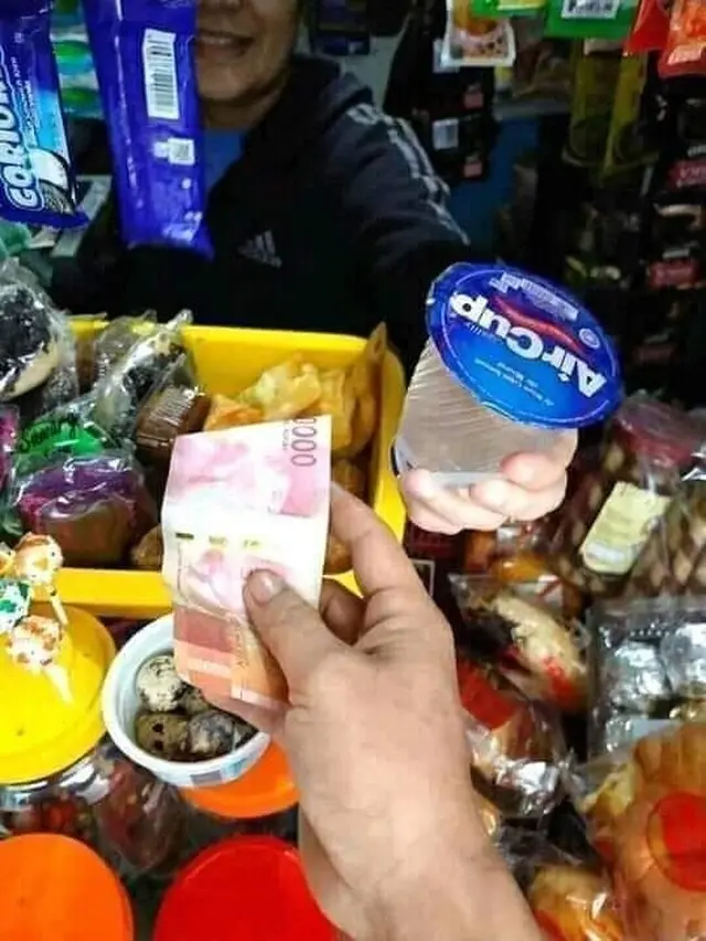 7 Potret Absurd Orang Waktu Beli di Warung, Ada yang Pakai Kostum Pocong