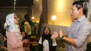 Penyandang tuna rungu berbicara menggunakan bahasa isyarat saat peluncuran  aplikasi JakSL di Jakarta, Kamis (9/8). (Liputan6.com/Fery Pradolo)