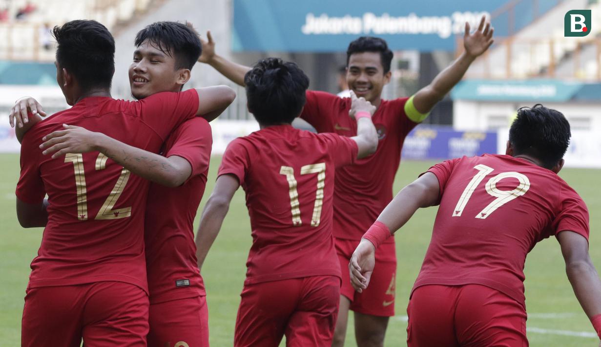 Pemain Indonesia merayakan gol yang dicetak oleh Firza Andika ke gawang Yordania pada laga persahabatan di Stadion Wibawa Mukti, Jawa Barat,  Sabtu (13/10/2018). (Bola.com/M Iqbal Ichsan)