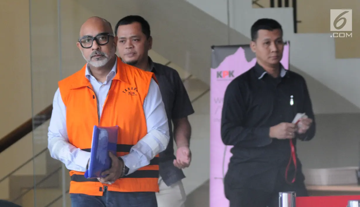 Alexander Muskitta perantara penyuap Direktur Produksi dan Teknologi PT Krakatau Steel Wisnu Kuncoro usai menjalani pemeriksaan lanjutan di Gedung KPK, Jakarta, Selasa (2/7/2019). Alexander diperiksa sebagai tersangka terkait dugaan suap dari kontraktor kepada Wisnu Kuncoro. (merdeka.com/DwiNarwoko)