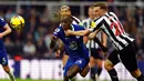 Pemain Chelsea Trevoh Chalobah ditekel oleh pemain Newcastle United Chris Wood pada pertandingan Liga Inggris di St. James' Park, Newcastle, Inggris, 12 November 2022. Newcastle United mengalahkan Chelsea dengan skor 1-0. (Owen Humphreys/PA via AP)