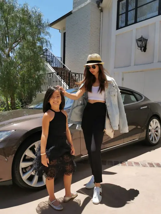 “Mungkin kita kerap beradu argumen dan pertikaian. Tapi percaya padauk, apapun yang telah kulakukan demi kebaikanmu. Aku adalah orang pertama yang ingin melihatmu tumbuh menjadi orang sukses yang berbesar hati dan dapat menjadi cahaya dunia,” ungkapnya. (Instagram/ramadhaniabakrie)