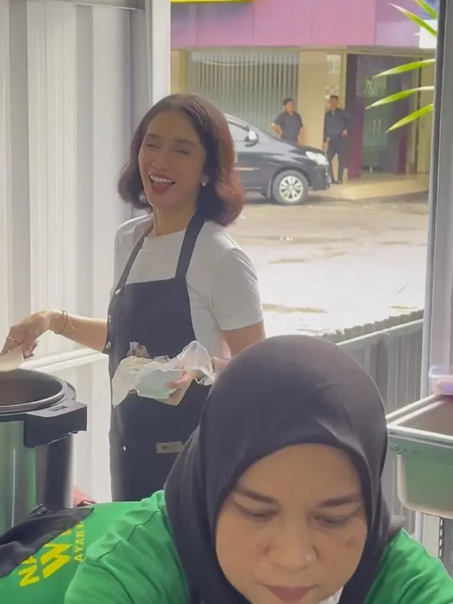 7 Potret Ussy Sulistiawaty Layani Pelanggan di Resto Barunya Ini Tuai Sorotan