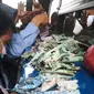 Warga Cirebon tengah menukarkan uang yang rusak akibat dimakan rayap ke Mobile Kas BI Cirebon. Foto (Liputan6.com / Panji Prayitno)