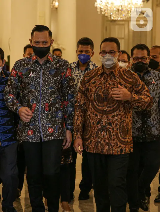 Gubernur DKI Jakarta Anies Baswedan (kanan) saat menerima kunjungan Ketua Umum Partai Demokrat Agus Harimurti Yudhoyono atau AHY (kiri) di Balai Kota DKI Jakarta, Kamis (6/5/2021). Kunjungan AHY untuk silaturahmi dan membicarakan Jakarta. (Liputan6.com/Faizal Fanani)