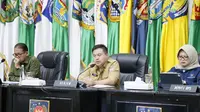 Sekjen Kemendagri, Tomsi Tohir saat memimpin Rapat Koordinasi (Rakor) Pengendalian Inflasi Daerah yang berlangsung secara hybrid dari Gedung Sasana Bhakti Praja, Kantor Pusat Kemendagri, Jakarta, Senin (5/5/2025). (Foto: Istimewa)