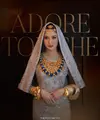 Dalam momen bersejarah ini, pasangan pengantin memilih mengenakan busana adat Minang, tepatnya Koto Gadang, yang memperkuat nuansa budaya dalam pernikahan mereka.  [@thepotomoto].