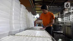 Pekerja menyelesaikan pembuatan tahu di Pabrik Tahu Krukut, Depok, Jawa Barat, Senin (31/10/2022). Kenaikan harga kedelai yang sekarang mencapai Rp 14 ribu/kg menyebabkan produksi tahu menurun dari 2,5 - 3 kwintal kedelai/hari kini hanya 2 kwintal/hari, sementara jumlah tenaga kerja pun harus dikurangi dari enam menjadi hanya lima orang. (merdeka.com/Arie Basuki)