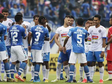 Para pemain Persib Bandung dan Arema Malang bersalaman usai bertanding pada laga Piala Indonesia di Stadion Si Jalak Harupat, Bandung, Senin (18/2). Persib bermain imbang 1-1 melawan Arema. (Bola.com/Vitalis Yogi Trisna)