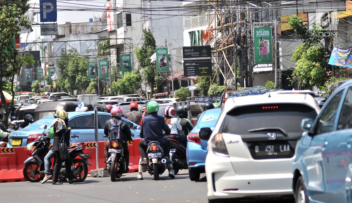 Kemacetan arus lalu lintas saat uji coba sistem satu arah (SSA) di Jalan H Agus Salim dan Jalan KH Wahid Hasyim, Jakarta, Selasa (9/10). Uji coba ini berlangsung pada tanggal 8 hingga 22 Oktober 2018. (Merdeka.com/Iqbal Nugroho)