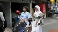 Takut Bahaya Rokok, Siswa SMP Copot Iklan Rokok 