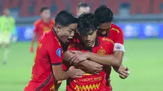 Pemain Persija Jakarta merayakan gol yang dicetak oleh Ryo Matsumura ke gawang PSIS Semarang pada laga pekan ke-25 BRI Liga 1 2024/2025 di Indomilk Arena, Rabu (05/03/2025) malam WIB. (Bola.com/M Iqbal Ichsan)