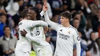 Gelandang Real Madrid asal Uruguay Federico Valverde (kiri) merayakan gol bersama gelandang Real Madrid asal Prancis Eduardo Camavinga (tengah) dan gelandang Real Madrid asal Turki Arda Guler setelah mencetak gol pertama mereka selama pertandingan sepak bola liga Spanyol antara Real Madrid CF dan Athletic Club Bilbao di Stadion Santiago Bernabeu di Madrid, pada 20 April 2025.OSCAR DEL POZO / AFP