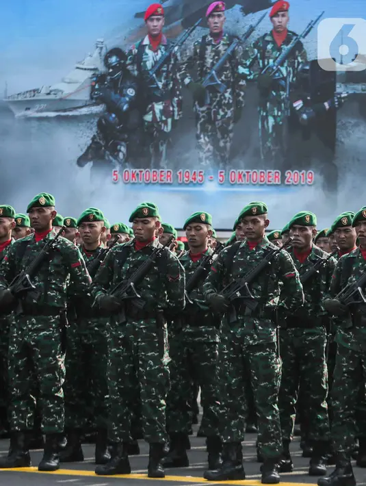 Personel TNI mengikuti upacara saat gladi bersih HUT ke-74 TNI di Lanud Halim Perdanakusuma, Jakarta, Kamis (3/10/2019). Tema HUT kali ini adalah 'TNI Profesional Kebanggaan Rakyat'. (Liputan6.com/Faizal Fanani)