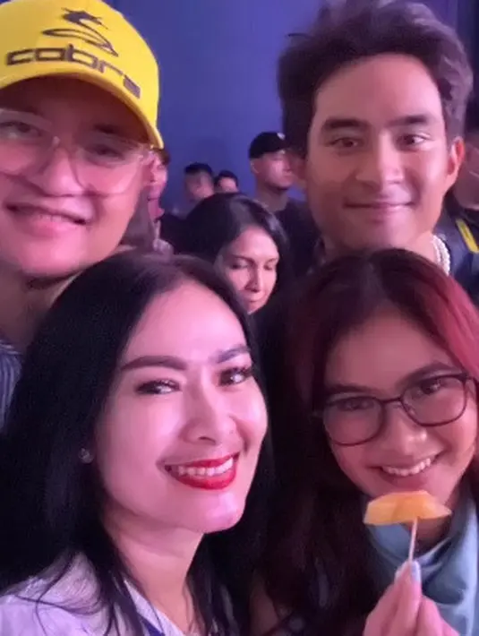 "Melihat cucu-cucu menikmati banyak cinta dan kasih sayang… Love you Pa," lanjutnya berdoa. [Foto: Instagram/isdadahlia]