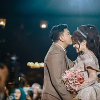 Sementara sesi kedua, Bella dan Denny tampil dengan busana internasional. [Instagram/bellabonita_r.a]