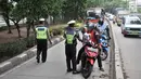 Polisi memberhentikan pengendara yang melintasi jalur bus Transjakarta di Jalan Yos Sudarso, Jakarta, Senin (21/1). Razia ini sekaligus meningkatkan kedisiplinan dalam berkendara. (Merdeka.com/Iqbl Nugroho)