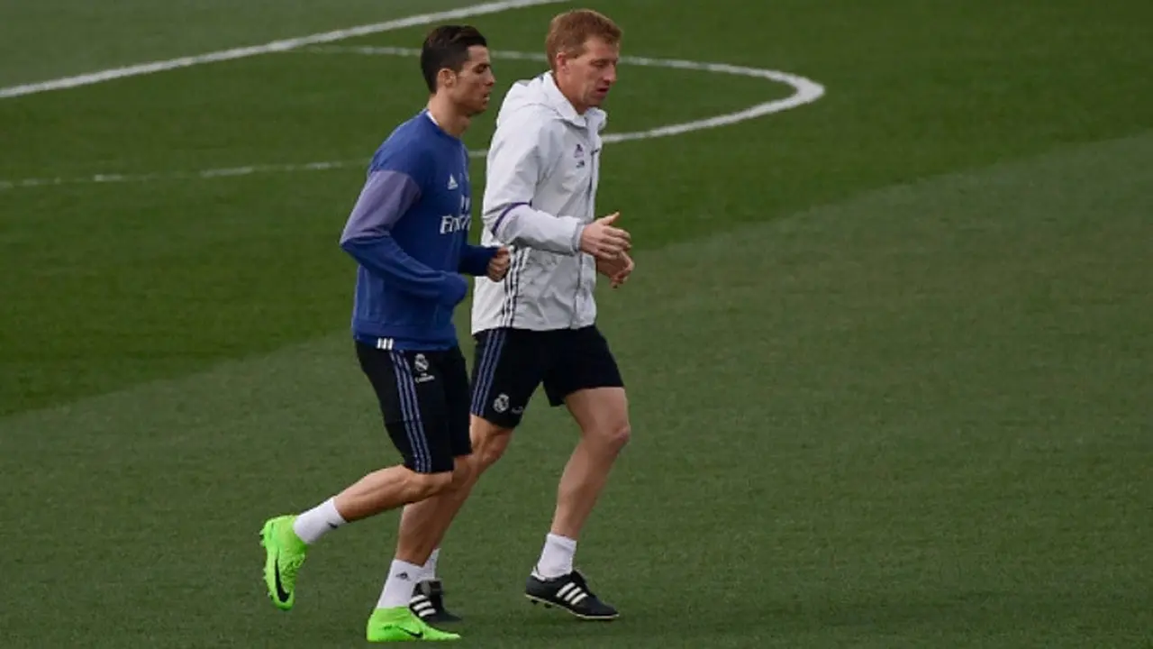 Selain berlatih bersama Real Madrid, Cristiano Ronaldo (kiri) juga menyewa trainer pribadi untuk meningkatkan kebugaran tubuh. 