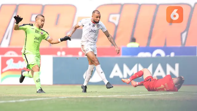 Foto: Gocekan Maut Gustavo Almeida yang Berujung Gol ke Gawang Persija, Plus Kasi Benjol di Kepala Kudela