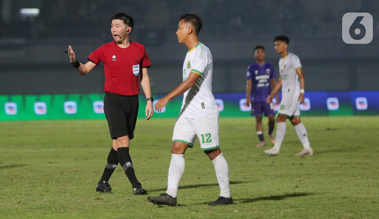 Wasit asal Jepang, Yusuke Araki, memimpin pertandingan antara Persita Tangerang Vs Persikabo 1973 pada laga pekan ke-22 BRI Liga 1 2023/2024 di Stadion di Indomilk Arena, Tangerang, Minggu (10/12/2023). Persita menang dengan skor 2-1. (Bola.com/M Iqbal Ichsan)