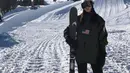 Ia bisa memakai pakaian pas badan atau 'kebesaran' saat main ski tapi tetap stylish. [@poydtreechada]
