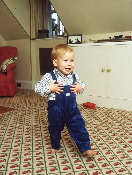 Diambil pada tahun 1986, Prince Harry gemas banget ya saat main di Keningston Palace. (Cosmopolitan)
