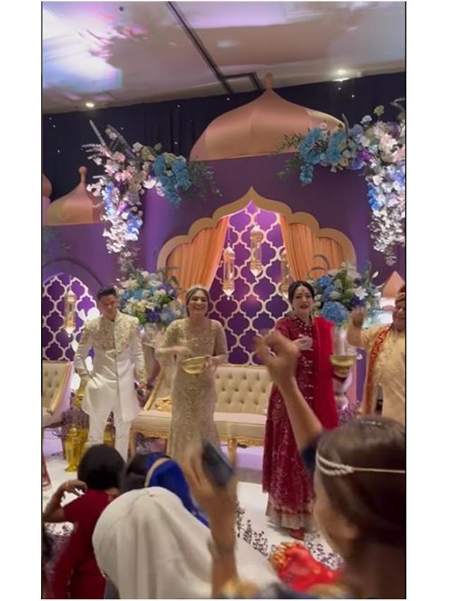 6 Potret Adly Fairuz dan Angbeen Rishi di Syukuran Khitanan Anak, Tampil Serasi