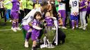 Kapten Real Madrid, Sergio Ramos, bersama istri dan anaknya merayakan kemenangan Real Madrid di final Liga Champions dengan mengalahkan Juventus 4-1  di Stadion Millennium, Cardiff, (03/06/2017). (AFP/Javier Soriano)