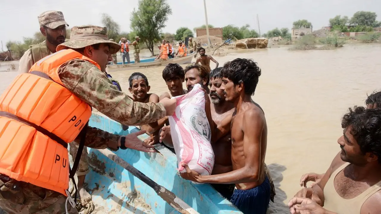 Hujan lebat dan bencana banjir di seluruh Pakistan dilaporkan telah menewaskan lebih dari 1.000 warga.