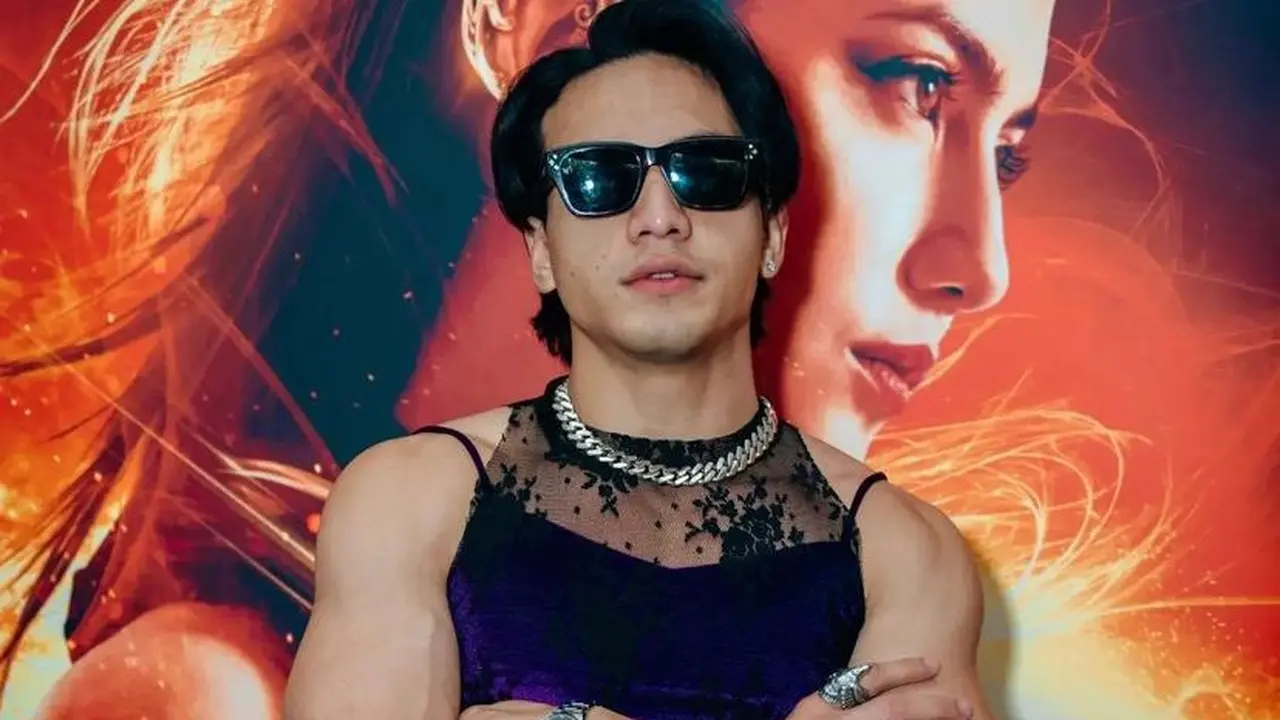 6 Potret Jefri Nichol Bergaya Genderless Fashion di Gala Premiere Sri Asih, Curi Perhatian Pakai Tanktop