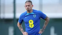 Gelandang Manchester City, Kalvin Phillips saat menjalani sesi latihan bersama Timnas Inggris di pusat latihan Manchester United, Carrington Training Ground, Manchester (17/6/2023) sebagai persiapan menghadapi Makedonia Utara pada laga Grup C Kualifikasi Euro 2024. (FB/England Football Team)