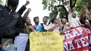 Puluhan pemuda kampung Luar Batang berteriak saat melakukan aksi di depan Balai Kota Jakarta, Jumat (22/4/2016). Mereka mempertanyakan kebijakan Pemprov DKI Jakarta yang melakukan penggusuran. (Liputan6.com/Helmi Fithriansyah)