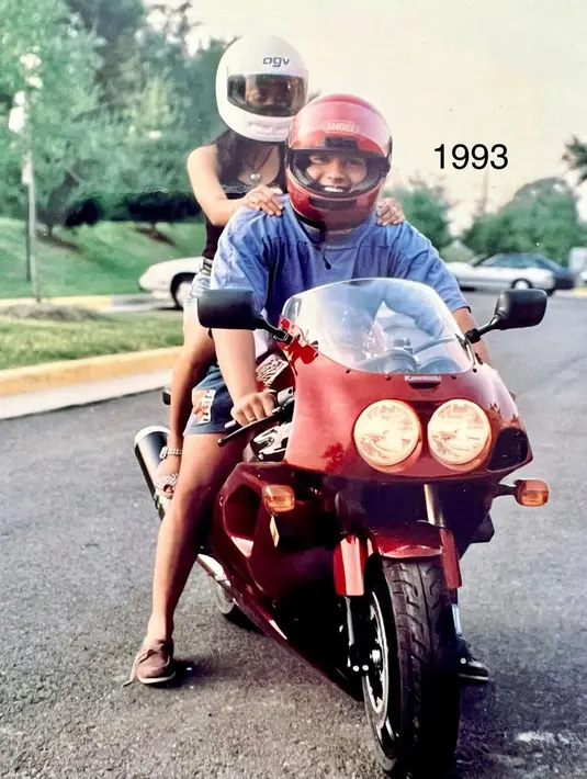 Meski bukan dari kalangan selebriti, sosoknya dikenal sebagai pengusaha sukses dan tajir. Semasa pacaran, suami Diah Permatasari tampak memiliki barang-barang mewah pada zamannya. Seperti yang terabadikan tahun 1993 silam, gaya pacaran keduanya bak pasangan sultan di zamannya dengan koleksi motor mewah. (Liputan6.com/IG/@dps_diahpermatasari)