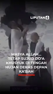 MASYA ALLAH... TETAP SUJUD DO'A KHUSYUK DI TENGAH HUJAN DERAS DEPAN KA'BAH