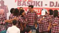 Relawan berebut bersalaman dengan Cawagub DKI, Djarot Saiful Hidayat di Rumah Lembang, Jakarta, Selasa (20/12). Sebelumnya, Djarot dan para pendukung menggelar zikir dan berdoa bersama untuk Basuki Tjahaja Purnama (Ahok). (Liputan6.com/Gempur M Surya)