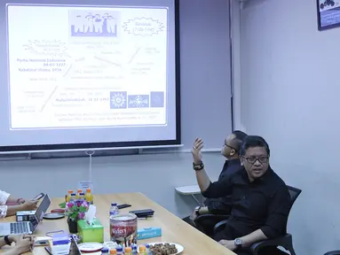 Suasana diskusi Sekjen PDIP Hasto Kristiyanto dengan jajaran ruangguru.com di Jakarta, Jumat (4/5). PDIP bekerja sama dengan ruangguru.com untuk mendidikan para kader partai mendalami nilai-nilai kebangsaan. (Liputan6.com/Herman Zakharia)