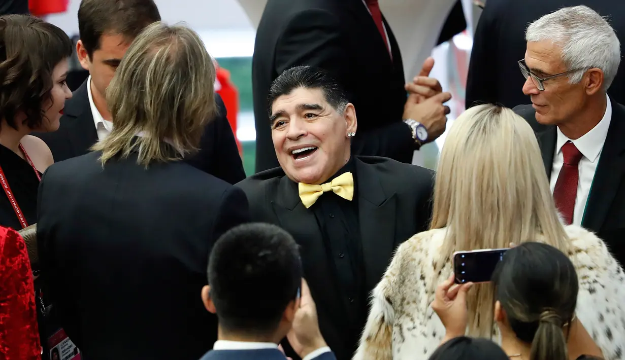 Legenda sepak bola Argentina Diego Maradona diwawancarai saat menghadiri undian Piala Dunia 2018 di Moskow, Rusia (1/12). Maradona dan legenda sepak bola lainnya turut memeriahkan acara undian Piala Dunai 2018. (AP Photo/Pavel Golovkin)