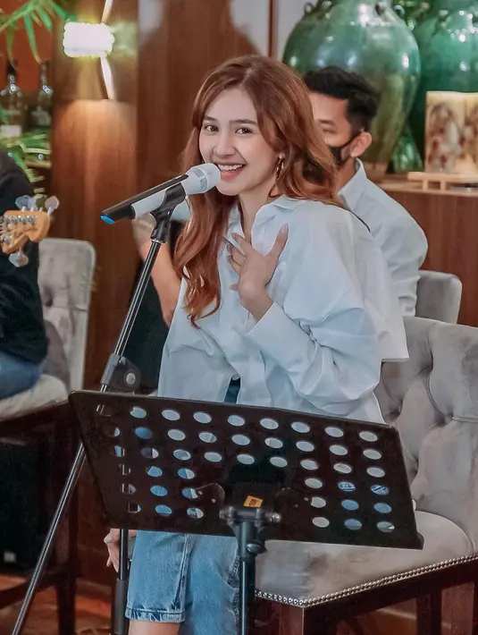 Kemeja putih dan jeans sudah cukup memberi pernyataan, namun pilih model yang unik dan berbeda sesuai selera (Instagram @miktambayong)