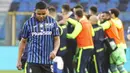 Penyerang Atalanta, Luis Muriel, tertunduk lesu usai ditaklukkan Lazio pada laga Liga Italia di Stadion Gewiss, Minggu (31/1/2021). Lazio menang dengan skor 3-1. (Stefano Nicoli/LaPresse via AP)