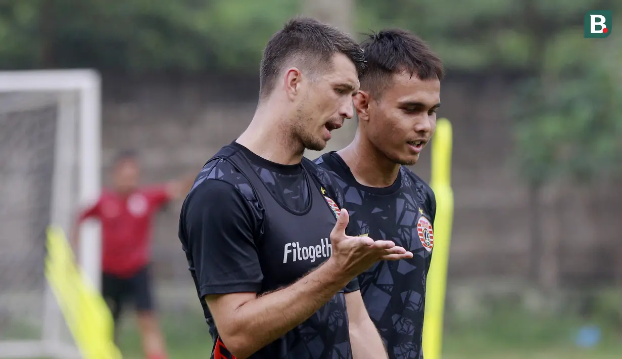 Pemain Persija Jakarta, Ondřej Kúdela, berbincang dengan Rezaldi Hehanusa saat sesi latihan di Nirwana Park Sawangan, Jawa Barat, Kamis (7/7/2022). Latihan merupakan persiapan jelang bergulirnya Liga 1 musim 2022/2023. (Bola.com/M Iqbal Ichsan)
