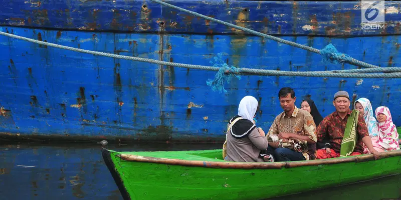 PHOTO: Naik Perahu, Umat Muslim Menjalankan Salat Idul Adha di Pelabuhan Sunda Kelapa