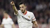 Pemain Sevilla, Pablo Sarabia, merayakan gol yang dicetak nya ke gawang Bayern Munchen pada laga Liga Champions di Stadion Sanchez Pizjuan, Selasa (3/4/2018). Bayern Munchen menang 2-1 atas Sevilla. (AP/Matthias Schrader)