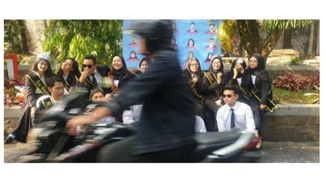 Momen Lucu Kendaraan Lewat Saat Foto Bersama Ini Bikin Tepuk Jidat