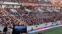 Tribun Jakarta International Stadium pada Minggu (24/7/2022) dipenuhi lautan pendukung klub Persija. Para Jak mania hadir untuk mendukung tim macan Kemayoran dalam laga persahabatan melawan Chonburi FC dari Thailand. (Dok. Liputan6.com/Delvia Hutabarat)