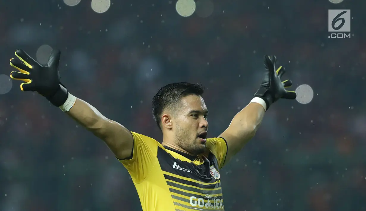 Kiper Persija, Andritany merayakan kemenangan atas PS TNI pada lanjutan Liga 1 Indonesia di Stadion Patriot Candrabhaga, Bekasi, Sabtu (30/9). Persija menang 4-1. (Liputan6.com/Helmi Fithriansyah)