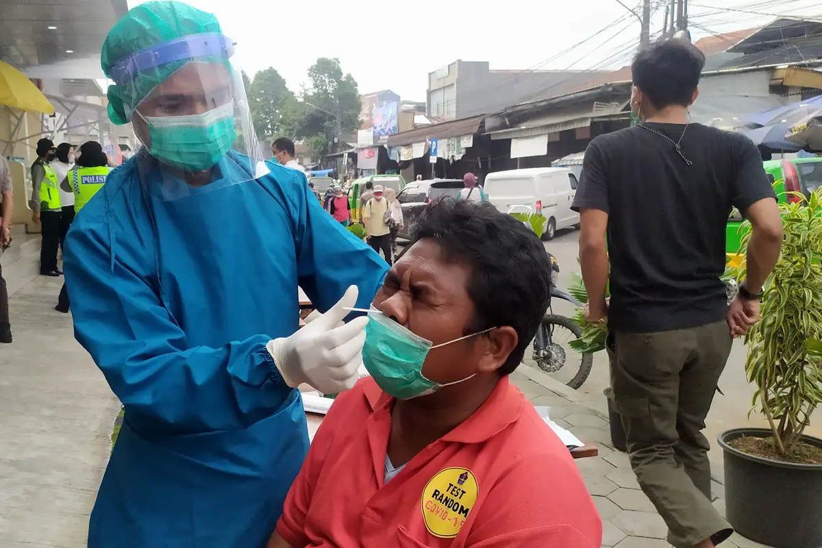 Satgas Penanganan Covid-19 Kota Bogor menggelar rapid test antigen secara acak kepada para juru parkir dan pedagang Pasar Kebon Kembang.