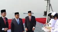 Wamensos Agus Jabo Priyono bersama Wakil Ketua MPR RI Edhie Baskoro Yudhoyono dan Ketua MPR RI Ahmad Muzani hadiri Upacara Hari Pahlawan di atas kapal KRI Semarang (594), Minggu (10/11/2024). (Liputan6.com/Ady Anugrahadi)