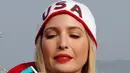 Ekspresi Ivanka Trump saat melihat medali perak milik bobsleigh wanita AS Lauren Gibbs selama acara bobsleigh pria empat orang Olimpiade Musim Dingin Pyeongchang 2018 di depan menara lompat ski di Pyeongchang (25/2). (AFP Photo/Pool/Eric Gaillard)