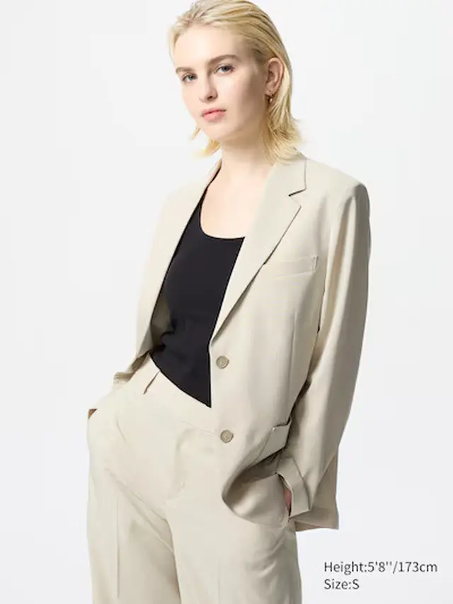 Ilustrasi perempuan dan setelan jas/uniqlo Indonesia